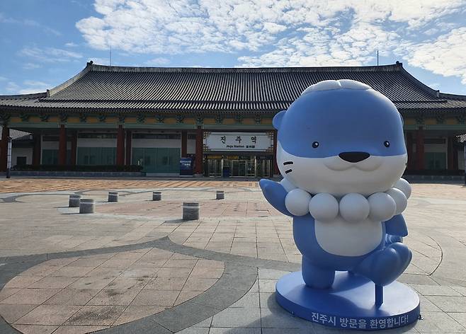 [진주=뉴시스]진주역 앞 새롭게 설치된 '하모'. *재판매 및 DB 금지