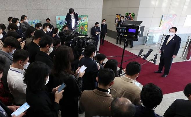 윤석열 대통령이 지난 18일 오전 서울 용산 대통령실 청사로 출근, 기자들과 질의응답을 하고 있다. 연합뉴스