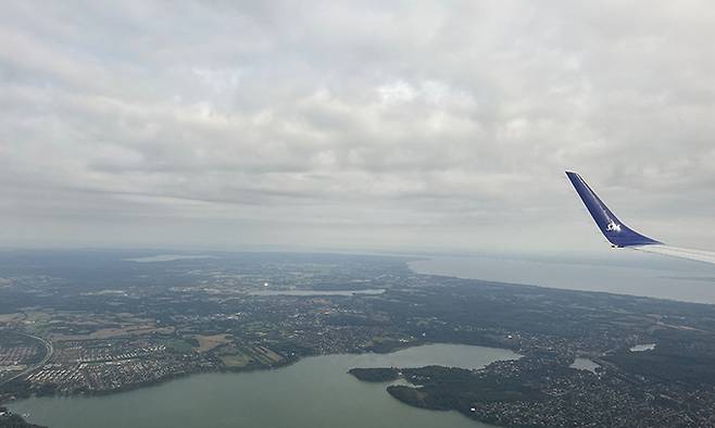 비행기에서 내려다본 덴마크. 북유럽에 위치하며 덴마크 왕국 구성국으로 코펜하겐을 수도로 두고 있다.