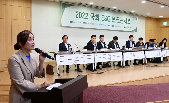 임오경 더불어민주당 의원이 18일 서울 여의도 국회에서 열린 ‘2022 국회 ESG 토크콘서트’에서 국회 예결위원으로서 내년 탄소 중립 R&D 예산 증가율이 급감한 것에 대한 아쉬움을 토로하고 있다. 권욱기자
