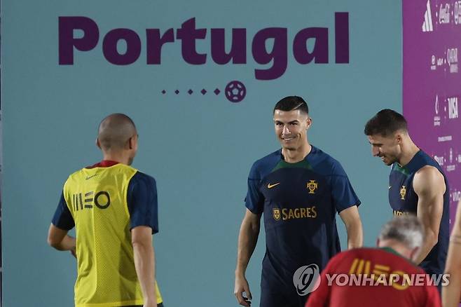 적응훈련 시작한 호날두와 디아스 (도하=연합뉴스) 김주성 기자 = 2022 카타르 월드컵에서 한국과 조별리그 3차전을 치르는 포르투갈 축구대표팀의 크리스티아누 호날두(가운데)와 후벵 디아스(오른쪽)가 19일 오후(현지시간) 카타르 도하 외곽 알샤하니야 SC 훈련장에서 첫 적응훈련을 하던 중 환하게 웃고 있다. 2022.11.20 utzza@yna.co.kr