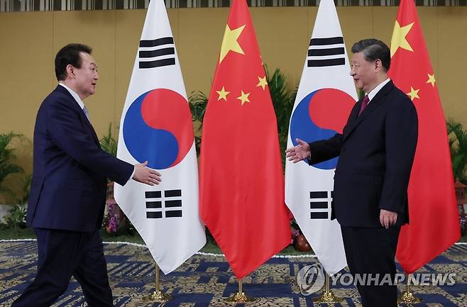 악수하는 윤석열 대통령과 시진핑 중국 국가주석 (발리=연합뉴스 자료사진) 안정원 기자 = 윤석열 대통령과 시진핑 중국 국가주석이 지난 15일 인도네시아 발리 한 호텔에서 열린 한중 정상회담에서 악수하고 있다. 2022.11.15 jeong@yna.co.kr