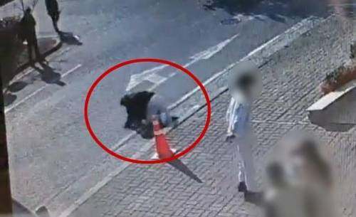 걸어가다 하수도에 빠진 환자 병원 CCTV 영상 캡처. 제보자 B씨 제공. 재판매 및 DB 금지.