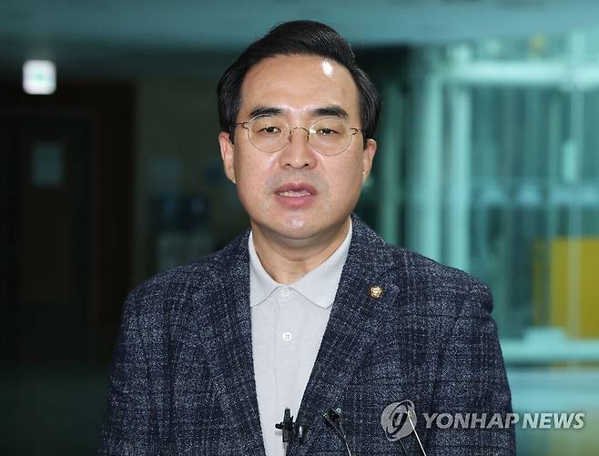 답변하는 박홍근 원내대표 (서울=연합뉴스) 백승렬 기자 = 더불어민주당 박홍근 원내대표가 20일 국회 의원회관에서 열린 '2022 국경없는 수의사회 심포지엄'에 참석하기 전 취재진의 질문에 답변하고 있다. 2022.11.20 srbaek@yna.co.kr