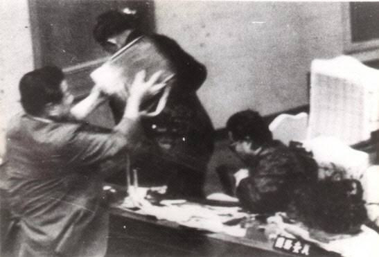 김두한 의원이 국회에서 오물을 던지고 있다.(사진=합동통신)