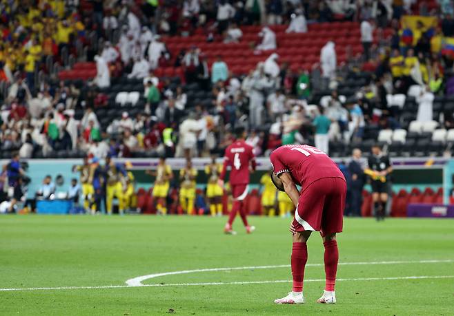21일 열린 2022 카타르 월드컵 개막전에서 에콰도르에 패한 뒤 고개를 떨군 카타르 선수 사진=연합뉴스