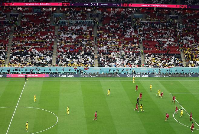 21일 2022 카타르 월드컵 A조 조별리그 1차전 카타르와 에콰도르의 개막전이 열린 경기장 전경. 카타르가 기대 이하의 경기력으로 졸전하자 다수의 홈 관중이 떠나 빈 자리가 많이 보인다. 사진=로이터/연합뉴스