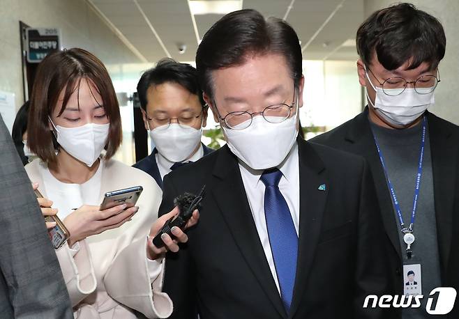 이재명 더불어민주당 대표가 21일 서울 여의도 국회에서 열린 최고위원회의를 마친 뒤 회의실을 나서고 있다. 2022.11.21/뉴스1 ⓒ News1 허경 기자