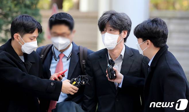 남욱 변호사가 21일 오전 서울 서초구 서울중앙지법에서 열린 대장동 개발 사업 로비·특혜 의혹 관련 1심 속행 공판에 출석하고 있다. 2022.11.21/뉴스1 ⓒ News1 장수영 기자