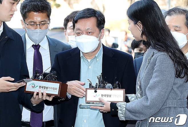 정진상 민주당 당대표실 정무조정실장이 18일 오후 서울 서초구 서울중앙지법에서 열린 영장실질심사에 출석하고 있다. 2022.11.18/뉴스1 ⓒ News1 박지혜 기자