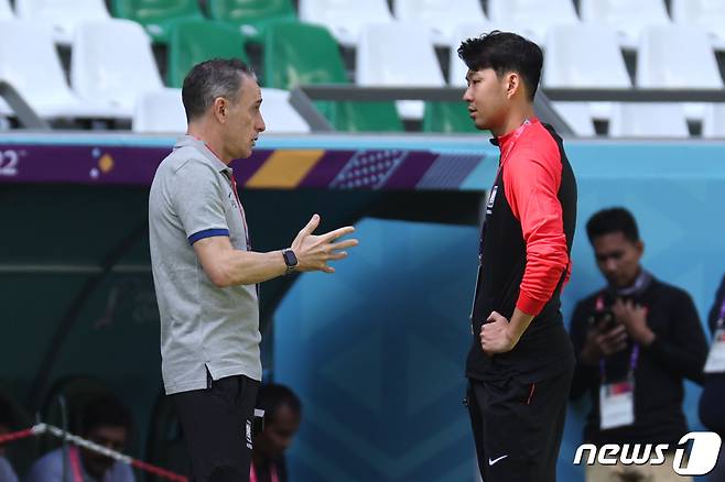 파울루 밴투 대한민국 축구대표팀 감독과 손흥민이 21일 오전(현지시간) 카타르 알라이얀의 에듀케이션 시티 스타디움을 찾아 대화하고 있다. 에듀케이션 시티 스타디움은 대한민국 축구대표팀이 이번 카타르 월드컵에서 조별 예선 3경기를 모두 치르는 경기장이다. 2022.11.21/뉴스1 ⓒ News1 이광호 기자