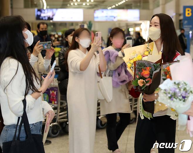 한국 여자 피겨 역사상 두 번째로 시니어 그랑프리 대회 금메달을 획득한 ‘피겨 장군’ 김예림이 21일 오후 인천국제공항을 통해 입국 후 팬들의 축하를 받고 있다. 2022.11.21/뉴스1 ⓒ News1 김진환 기자