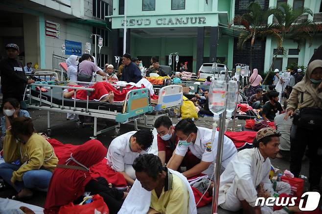 인도네시아 자바 지역에서 21일(현지시간) 규모 5.6 지진이 발생한 가운데 최소 46명이 숨지고 700여명이 부상했다. ⓒ 로이터=뉴스1 ⓒ News1 정윤영 기자