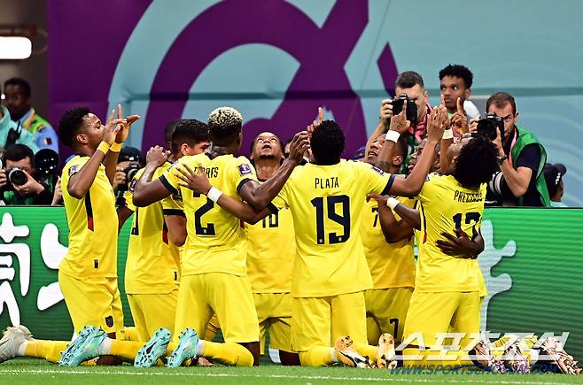 카타르와 에콰도르의 경기가 19일(현지시간) 카타르 알코르 알바이트 스타디움에서 열렸다. 에콰도르가 발렌시아의 선취골을 성공시키고 동료들과 함께 환호하고 있다.알코르(카타르)=송정헌 기자songs@sportschosun.com/2022.11.20/