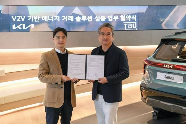 백상진 티비유(TBU) 대표(왼쪽)와 윤승규 기아 국내eBiz솔루션 실장(오른쪽)이 21일 서울 압구정동에 위치한 '기아 360'에서 차량간(V2V, Vehicle to Vehicle) 급속 충전 신기술 기반 에너지 거래 솔루션 실증을 위한 업무협약을 체결한 뒤 사진 촬영을 하고 있다. /기아 제공