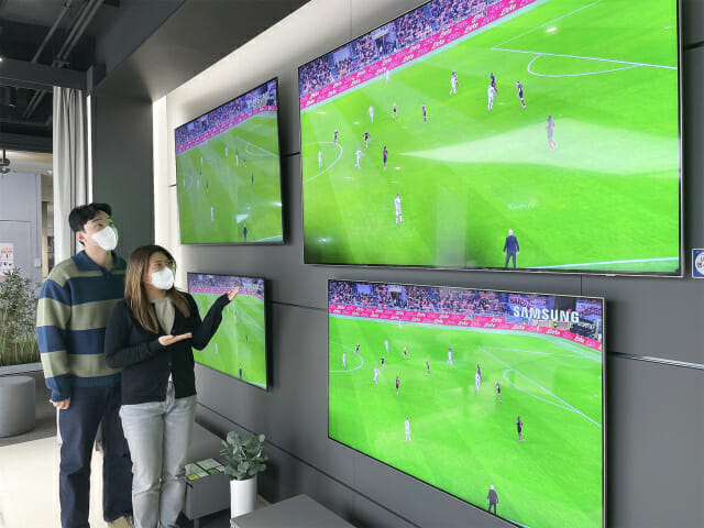 전자랜드 타이푼에서 고객들이 TV를 살펴보고 있다. (사진=전자랜드)