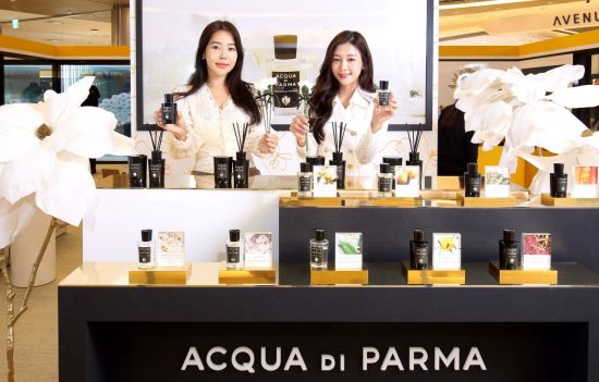 모델들이 서울 잠실 에비뉴엘 아쿠아 디 파르마 팝업 스토어에서 대표 제품들을 선보이고 있다(사진제공=롯데백화점).