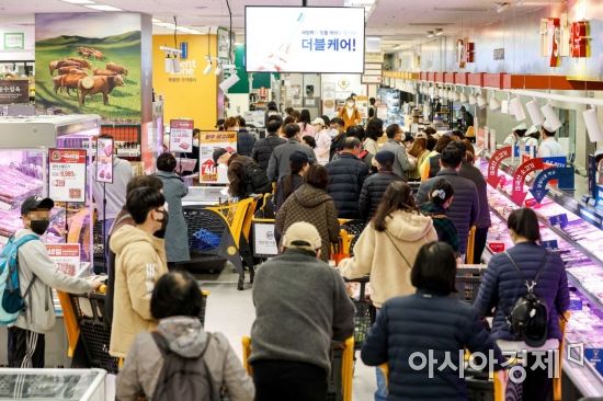 신세계그룹의 SSG랜더스 우승을 기념한 '쓱세일'이 시작된 18일 서울 이마트용산역점을 찾은 고객들이 장을 보고 있다./강진형 기자aymsdream@
