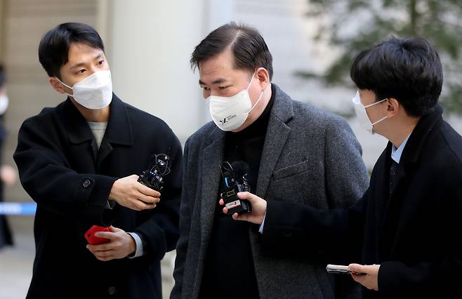 유동규 전 성남도시개발공사 기획본부장이 21일 오전 서울 서초구 서울중앙지법에서 열린 대장동 개발 사업 로비·특혜 의혹 관련 1심 속행 공판에 출석하고 있다.  /뉴스1