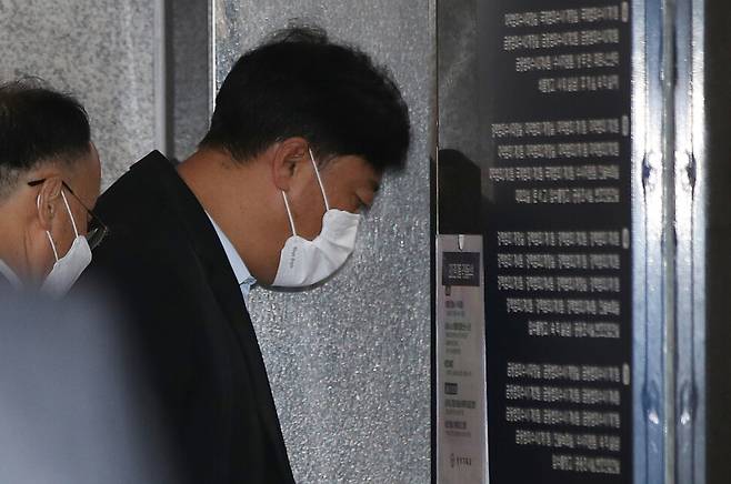 최성범 용산소방서장이 21일 오전 서울 마포구 이태원사고 특별수사본부에서 이태원 참사 관련 조사를 받기 위해 엘레베이터를 기다리고 있다. 신소영 기자 viator@hani.co.kr