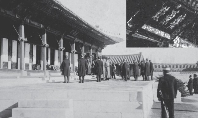 1918년 서울 덕수궁 선원전 전각에서 조선 왕실의 왕족들이 제례를 올리고 있는 광경. 문화재청 제공