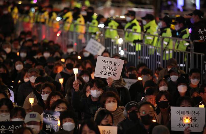 촛불행동 회원과 시민들이 지난 5일 오후 서울지하철 시청역 앞에서 열린 이태원 참사 희생자 추모 촛불집회에서 촛불을 들고 희생자들을 추모하고 있다. 신소영 기자 viator@hani.co.kr