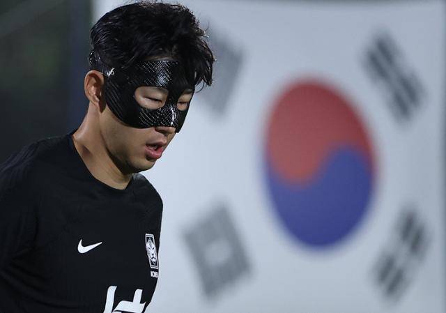 지상파 방송3사가 피파(FIFA) 측에 월드컵 중계권 확보를 위해 지불한 금액은 약 1,200억 원으로 알려졌다. 축구 국가대표팀 손흥민 선수가 19일 오후(현지시간) 카타르 도하 알에글라 훈련장에서 몸을 풀고 있다. 연합뉴스