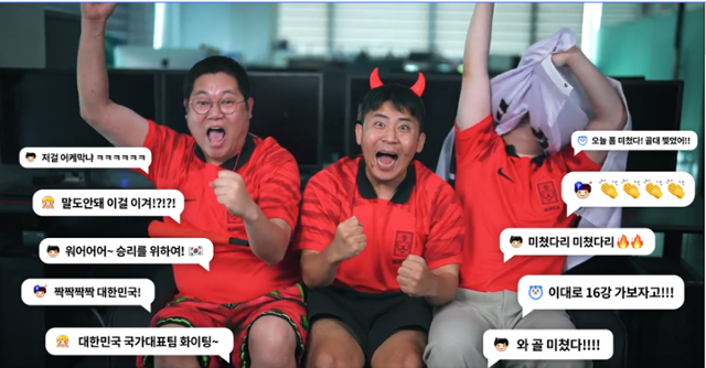 아프리카TV는 3회 연속 월드컵 중계권을 사들였다. 감스트(왼쪽) 등 유명 아프리카TV BJ들은 콘텐츠 화면에 방송 중계화면을 띄우고 방송을 진행할 수 있게 됐다. 감스트 방송화면 캡처