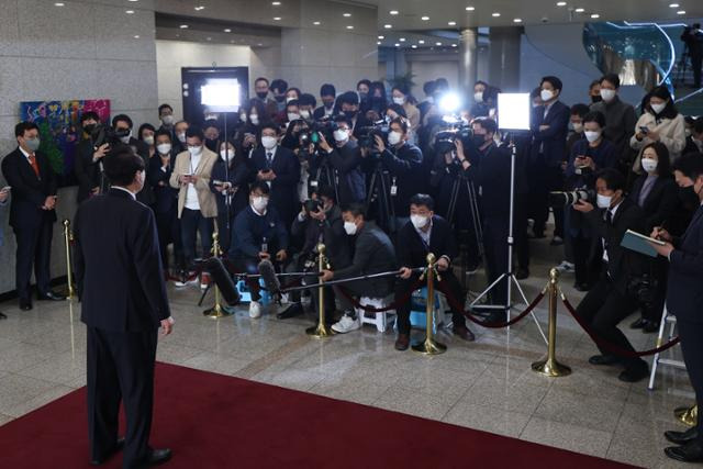 윤석열 대통령이 지난 18일 용산 대통령실에서 취재진과 출근길 문답을 하고 있다. 대통령실 제공