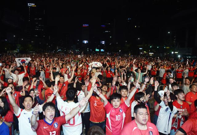 2018년 6월 27일 오후 서울 종로구 광화문광장에서 2018 러시아 월드컵 대한민국과 독일의 경기 승리를 위한 거리응원전이 열렸다. 한국일보 자료사진