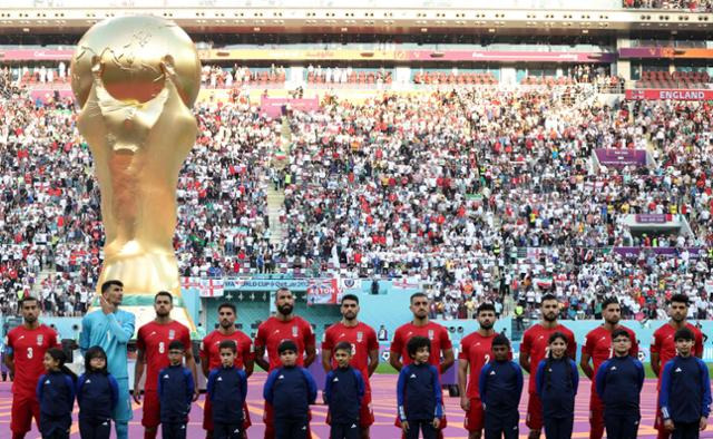 이란 축구대표팀이 21일 도하 칼리파 국제경기장에서 잉글랜드와 2022 카타르 월드컵 조별리그 B조 1차전을 치르기 전 이란 국가(國歌)를 따라 부르지 않고 있다. 이란의 반정부 시위대와 연대한다는 의미다. 도하=AFP 연합뉴스