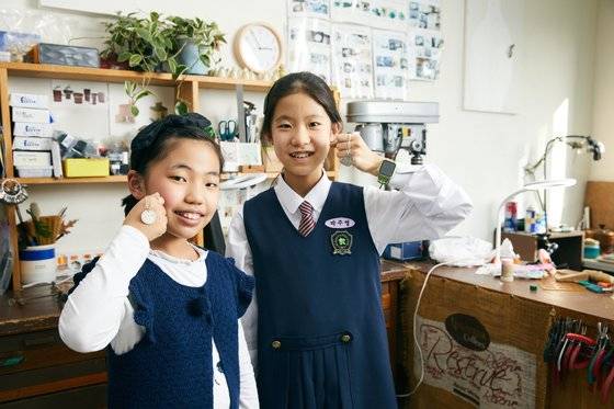 배가은(왼쪽) 학생모델·박주영 학생기자가 금속공예에 대해 알아보고, 이니셜 펜던트를 만들었다.