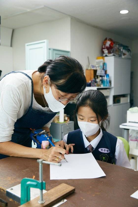 조은영(왼쪽) 대표는 “기계가 아닌 손으로 금속판을 자르고 다듬어 공예품을 만들면 재미가 더 클 것”이라고 말했다.