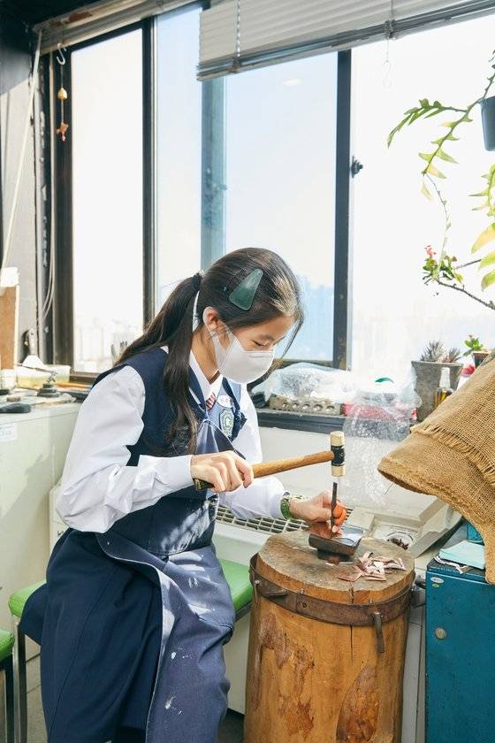 무겁고, 날카롭고, 단단한 도구들을 조심해서 사용해야 재미있게 금속공예를 할 수 있다.
