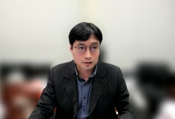 '우크라이나 전쟁과 세계: 국가, 지역, 국제질서' 국제학술회의의 제1세션 '우크라이나 전쟁과 동북가 그리고 한반도'에서 조형진 인천대 교수가 스인훙 교수의 발표 내용에 대해 질의하고 있다. [줌 영상회의 화면 캡처]