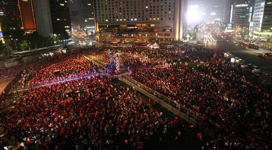 지난 2006년 5월 독일월드컵을 앞두고 한국축구대표팀과 세네갈과의 평가전이 열린 23일 저녁 서울시청앞 광장에 모인 축구팬들이 대규모 응원을 펼치고 있는 모습. 올해는 이태원참사 여파로 길거리응원이 불발될 위기다. 중앙포토