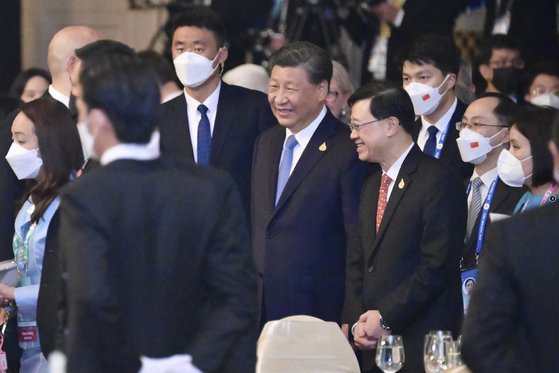 지난 17일 APEC 환영만찬 때 모습. 시진핑 중국 국가주석 오른쪽에 서있는 존 리 홍콩 행정장관. AP=연합뉴스