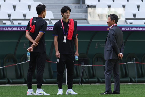 21일 축구대표팀 경기 장소인 에듀케이션 시티 스타디움에서 정몽규 대한축구협회장(맨 오른쪽)과 대화하는 권경원(맨 왼쪽)과 조규성. 뉴스1