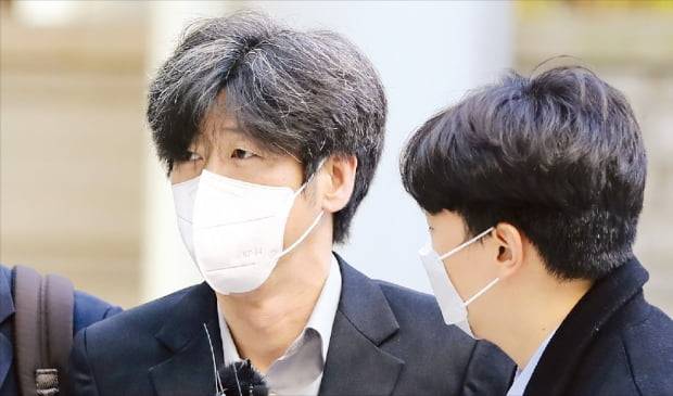 남욱 변호사가 21일 서울중앙지방법원에서 열린 대장동 개발 비리 재판에 출석하기 위해 법정으로 향하고 있다. 남 변호사는 이날 0시께 구속 만료로 석방돼 불구속 상태로 재판을 받게 됐다.  연합뉴스