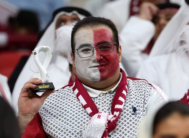 2022 카타르 월드컵 개막일인 20일(현지시간) 카타르와 에콰도르의 경기가 열리는 카타르 알코르 알베이트 경기장에서 응원단이 개막식을 기다리고 있다. 알코르|권도현 기자