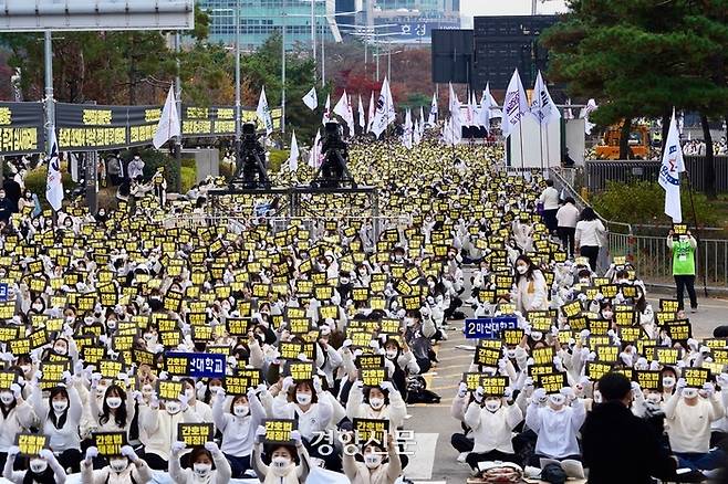 대한간호혐회와 간호법제정추진 범국민운동본부가 21일 오후 서울 여의도동 국회의사당 앞에서 연 ‘간호법 제정 총궐기대회’에서 간호사들과 간호대학생들이 간호법 제정을 촉구하는 구호를 외치고 있다. 간호법은 의료법상 간호사 관련 규정을 별도로 규정하는 법률로, 간호사의 업무 범위를 명확히 하고 적정 수의 간호사 확보 및 처후 개선, 인권침해 방지 등의 내용을 담고 있다.                                                  대한간호협회 제공