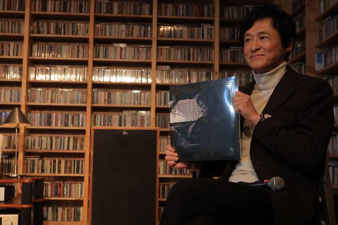 Musician Yang Bang-ean introduces "25th Anniversary Vinyl" during a press conference in Seoul on Monday. (Endorf Music)