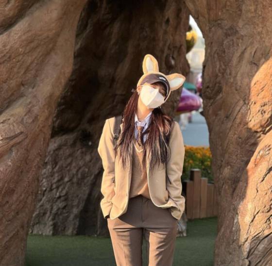 Singer and actor Jeong Eun-ji in a uniform at Everland in Yongin, Gyeonggi [SCREEN CAPTURE]