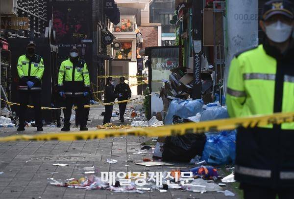 핼러윈을 앞두고 이태원 참사가 발생한 지난 30일 서울 용산구 이태원 일대에서 경찰이 현장을 통제하고 분주히 움직이고 있다. <김호영 기자>