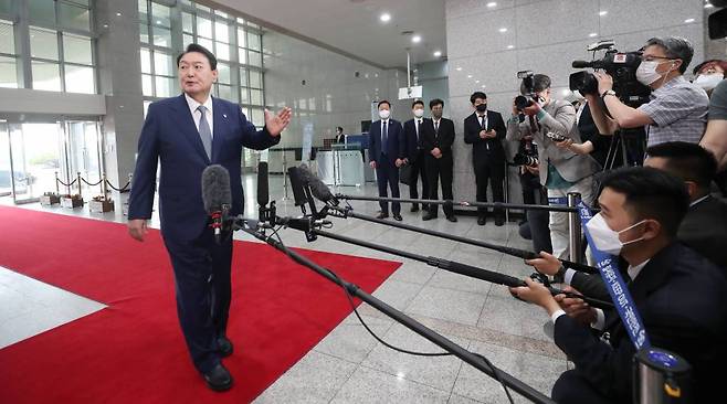 윤석열 대통령이 24일 서울 용산 대통령실 청사로 출근하며 취재진 질문에 답하고 있다. /사진=뉴시스