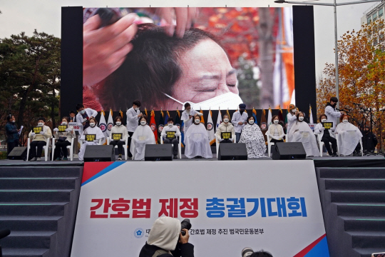 신경림 간호협회 회장을 비롯한 협회 임원들이 간호법 제정 촉구를 위한 삭발식을 진행하고 있다.