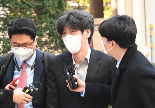 남욱(가운데) 변호사가 21일 오전 공판에 참석하기 위해 서울 서초구 서울중앙지법으로 들어서고 있다. 김호웅 기자