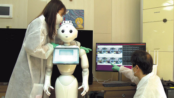 ETRI 연구진이 독거노인 가정에서 휴먼케어 로봇 AI를 실증하고 있다. [ETRI 제공]