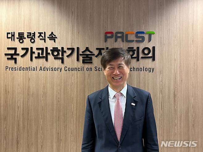 [서울=뉴시스] 이우일 국과과학기술자문회의 부의장이 21일 열린 첫 기자간담회를 열었다. (사진=심지혜 기자) 2022.11.21