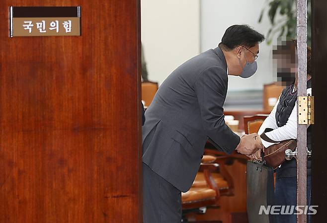 [서울=뉴시스] 최진석 기자 = 정진석 국민의힘 비상대책위원장이 21일 서울 여의도 국회에서 열린 이태원 참사 희생자 유가족 비공개 면담을 마친 뒤 유가족을 위로하고 있다. 2022.11.21. myjs@newsis.com